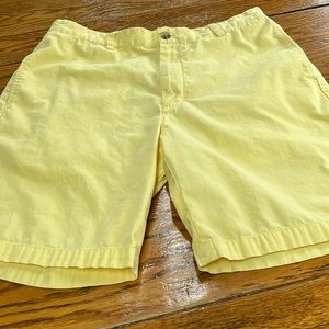 Vineyard Vines yellow men’s flat front shorts. Size 34 waist.  Great condition.